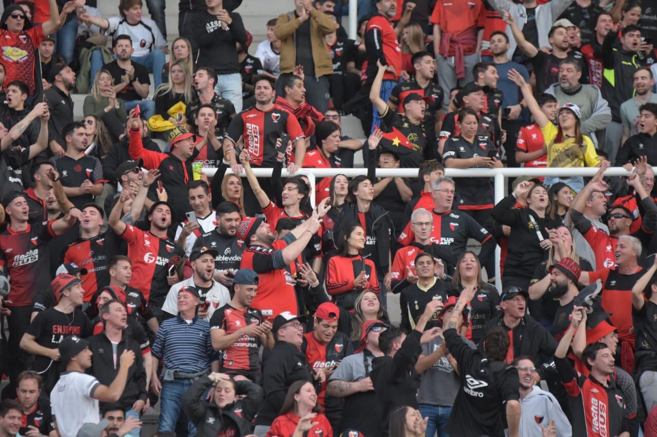 Los hinchas coparon el Kempes en el encuentro por la Copa Libertadores. Fotos: Lucio Casalla.