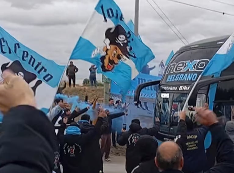 Los hinchas de Belgrano despidieron al plantel con un banderazo antes de la semi con Argentinos