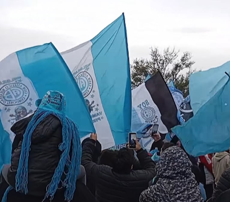 Los hinchas de Belgrano despidieron al plantel con un banderazo antes de la semi con Argentinos