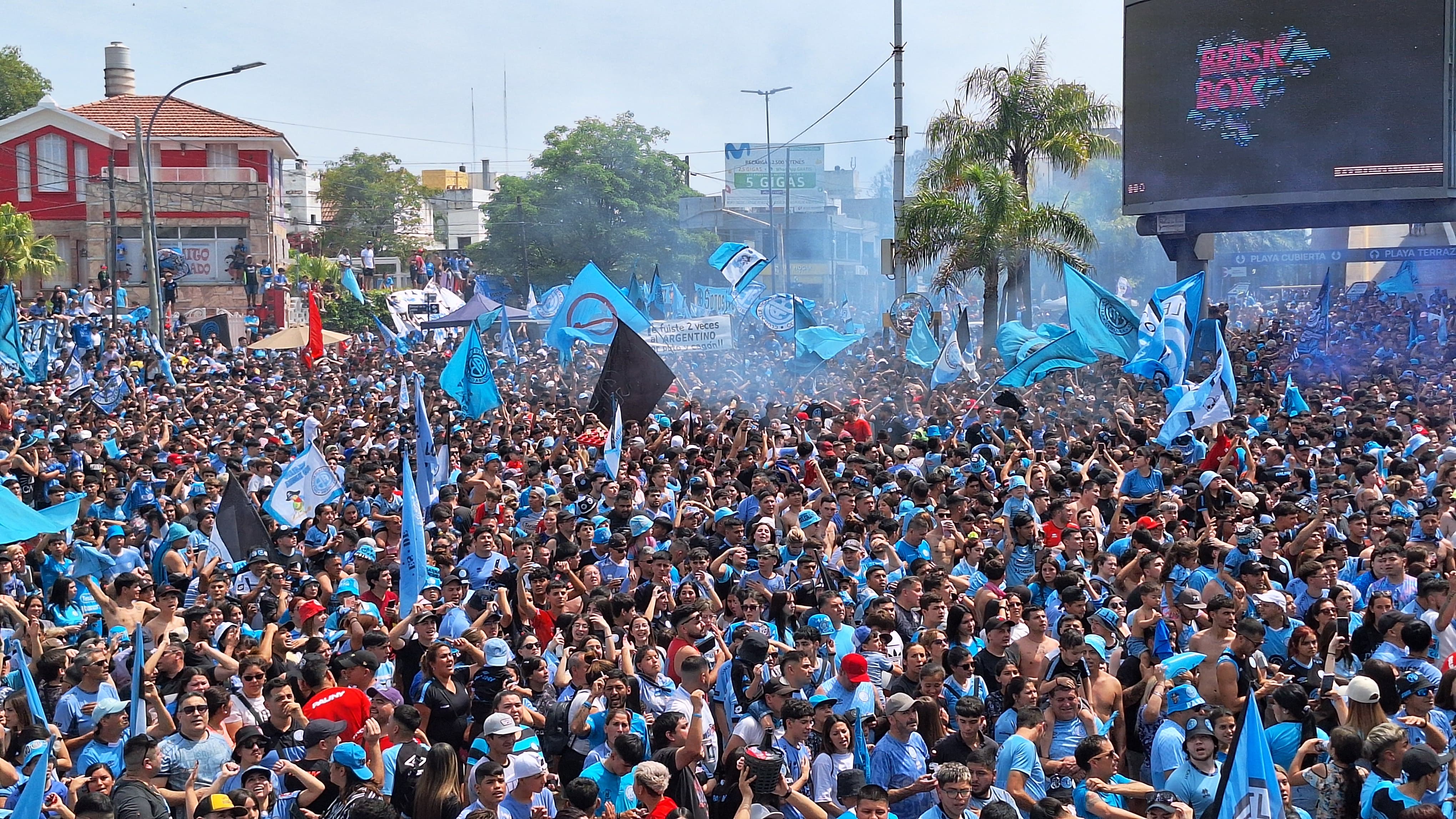 Los hinchas de Belgrano organizaron un banderazo para alentar al Pirata.