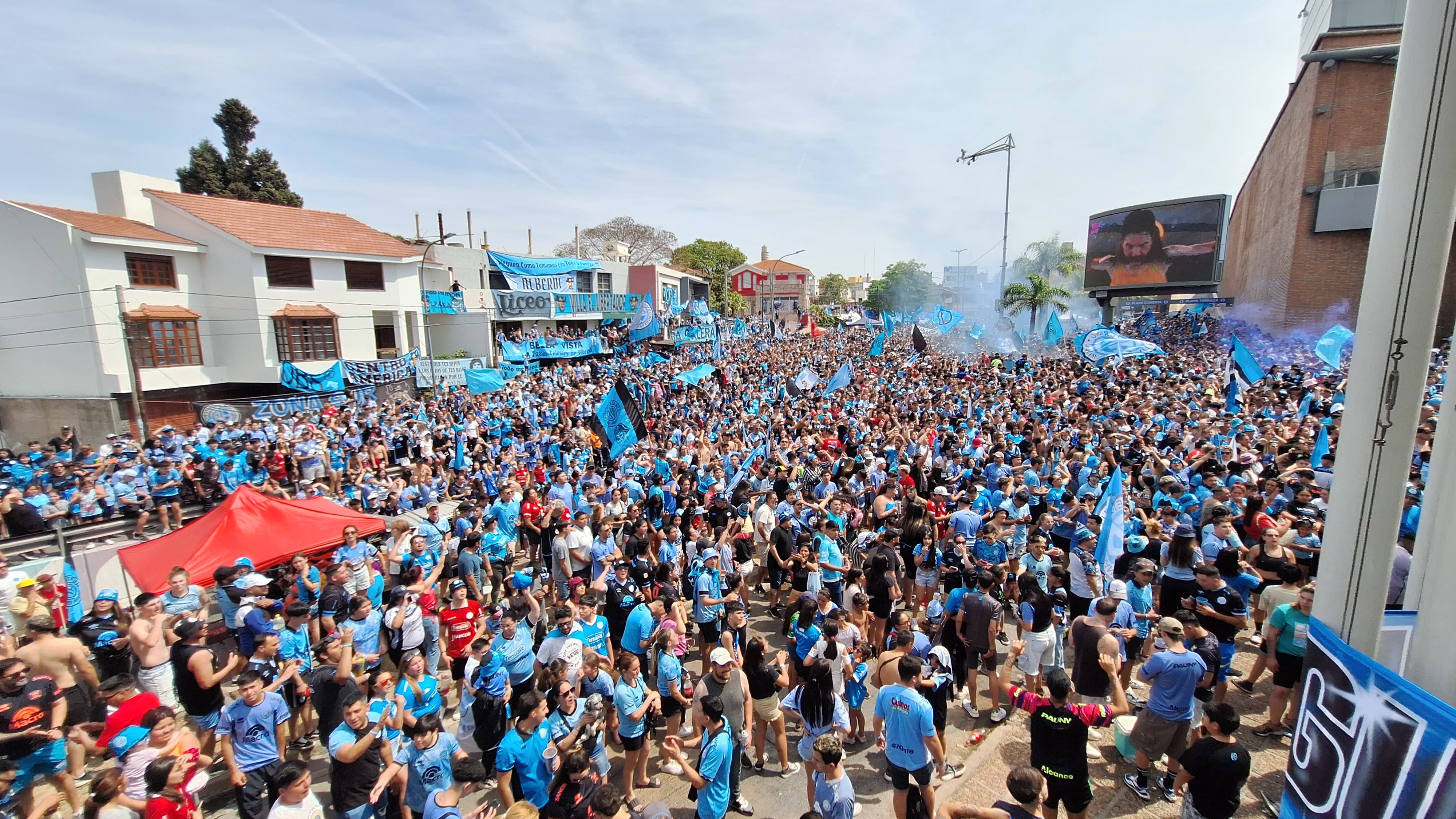 Los hinchas de Belgrano organizaron un banderazo para alentar al Pirata.