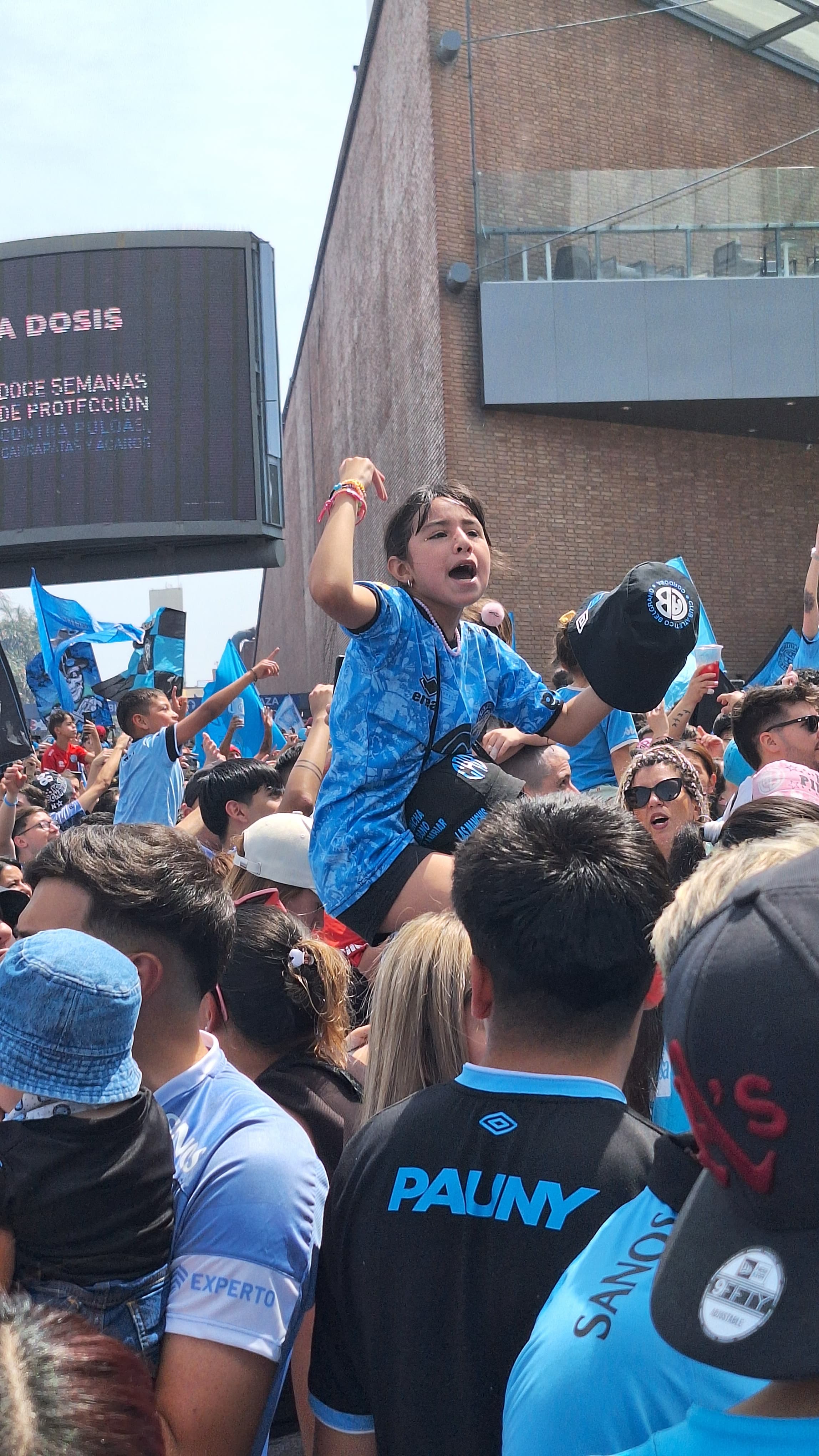 Los hinchas de Belgrano organizaron un banderazo para alentar al Pirata.