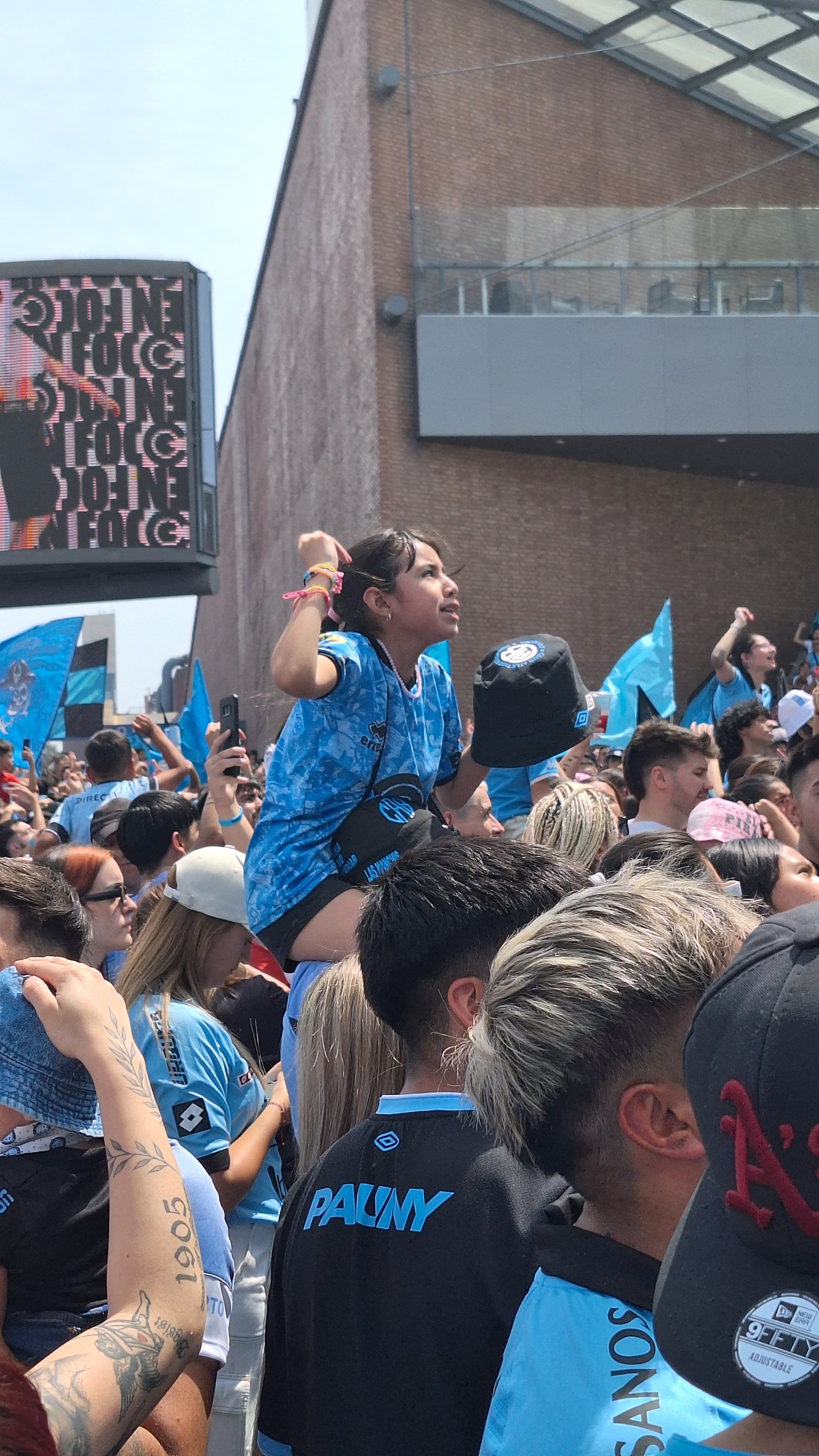 Los hinchas de Belgrano organizaron un banderazo para alentar al Pirata.