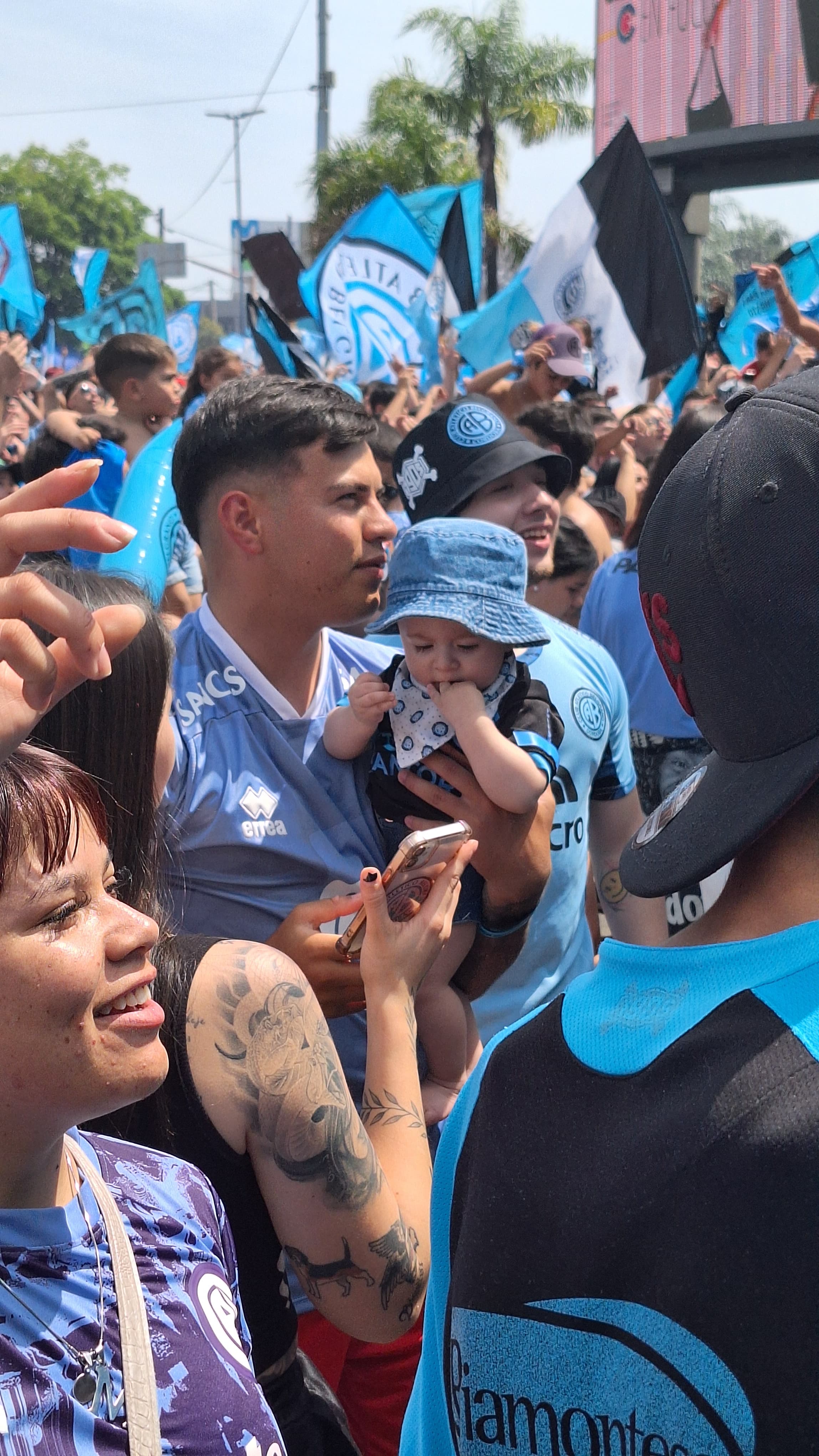 Los hinchas de Belgrano organizaron un banderazo para alentar al Pirata.