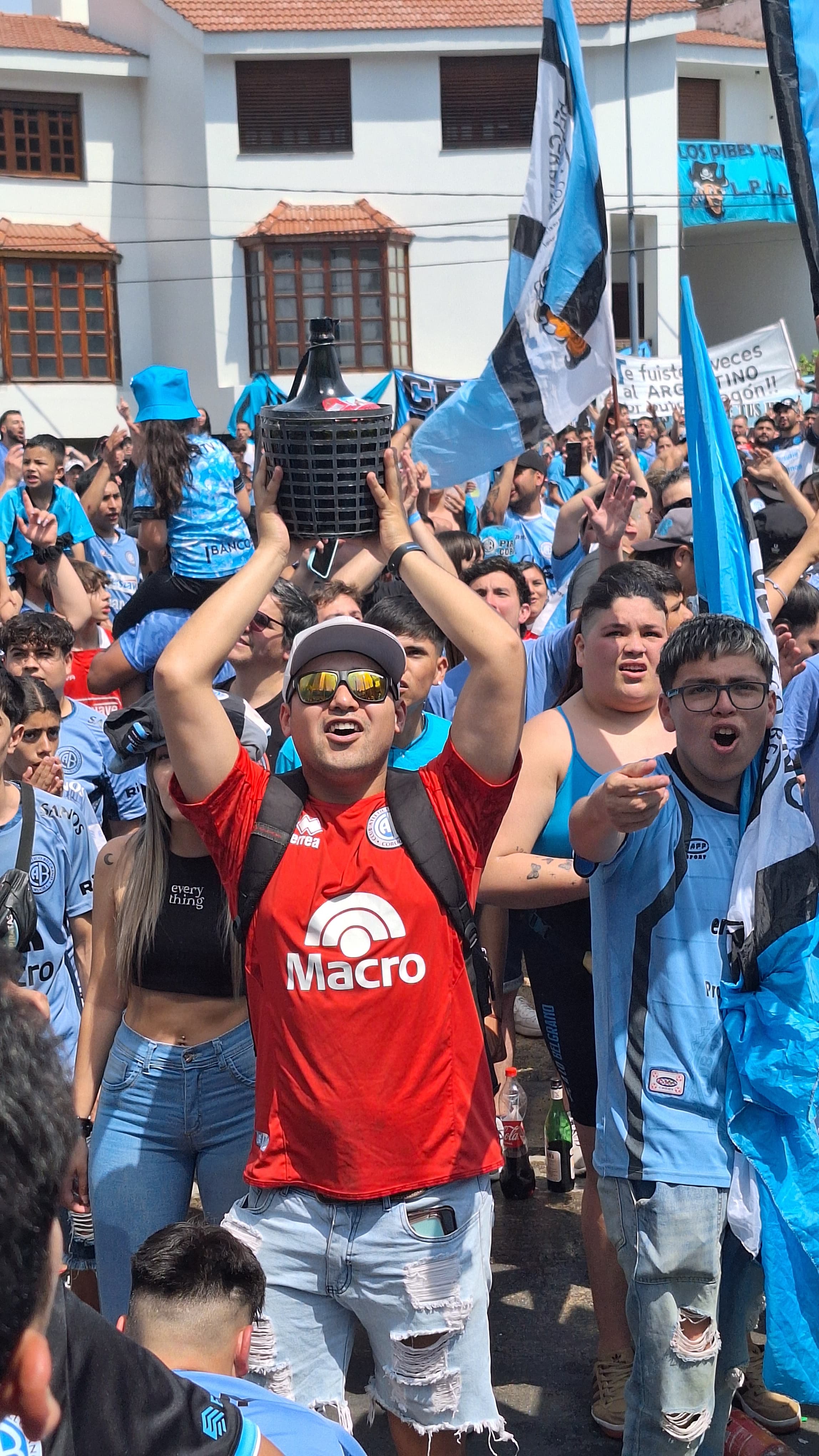 Los hinchas de Belgrano organizaron un banderazo para alentar al Pirata.