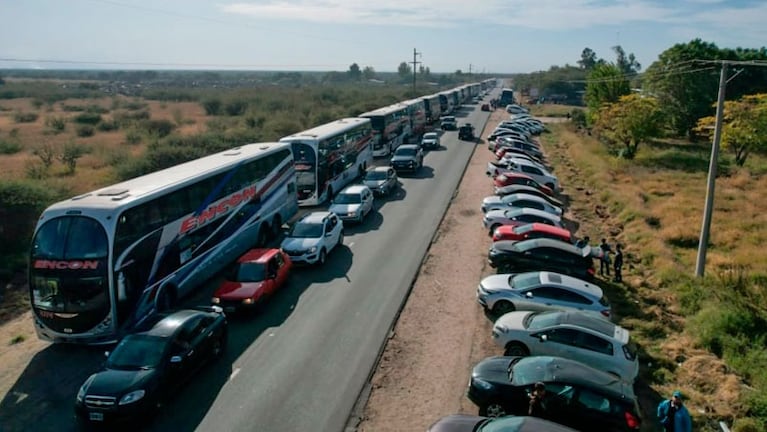 Los hinchas de Belgrano viajaron en caravana hacia Santa Fe.