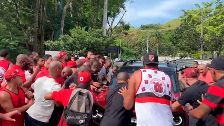 Los hinchas de Flamengo atacaron los futbolistas.