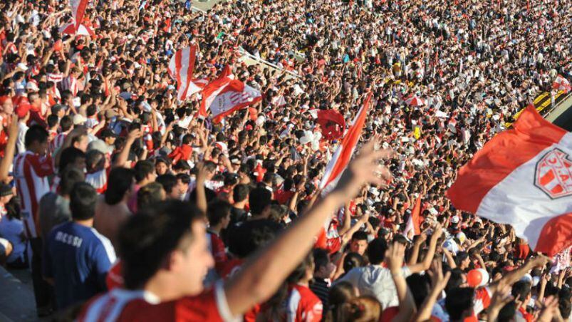 Los hinchas de Instituto celebran pese a los problemas económicos.