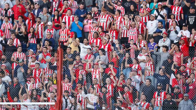 Los hinchas de Instituto, contentos por la camiseta nueva.