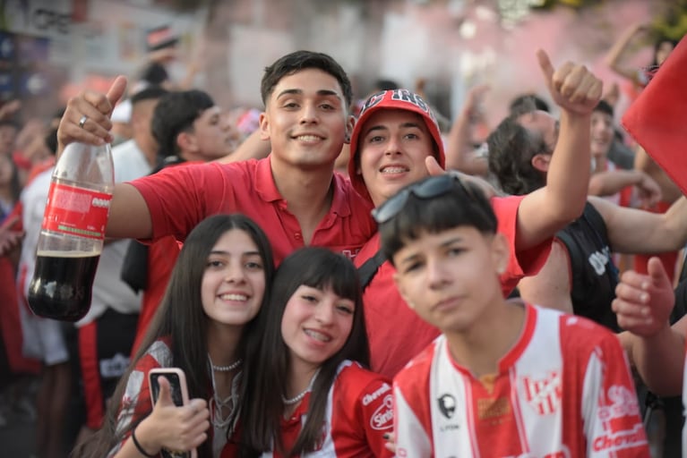 Los hinchas de la Gloria, expectantes por el partido ante Defensores de Belgrano. Foto: Lucio Casalla/El Doce.