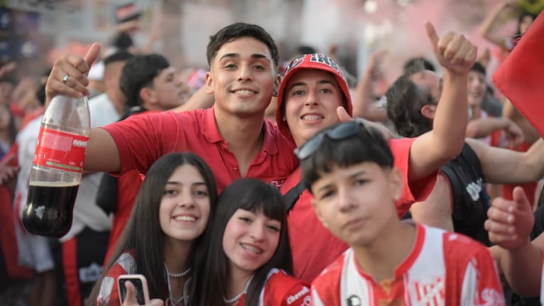Los hinchas de la Gloria, expectantes por el partido ante Defensores de Belgrano. Foto: Lucio Casalla/El Doce.