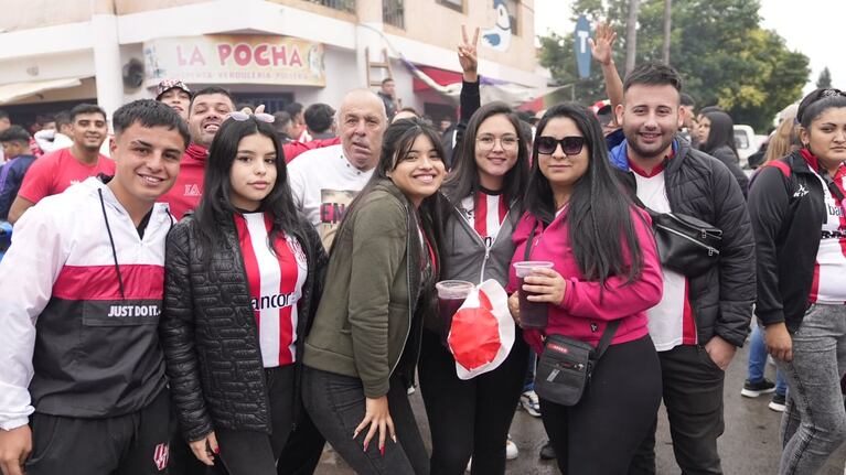Los hinchas de la Gloria tiñeron el barrio de rojo y blanco. Fotos: Lucho Casalla / ElDoce.