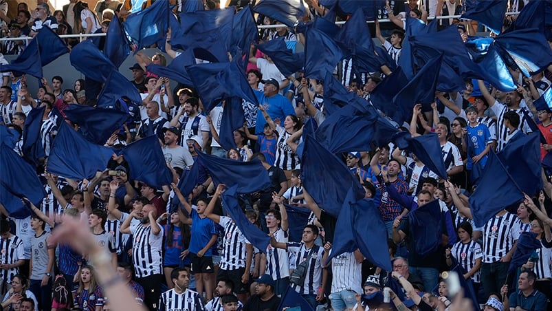 Los hinchas de la T con la mente en Abu Dabi. Foto: Lucio Casalla / ElDoce.tv.