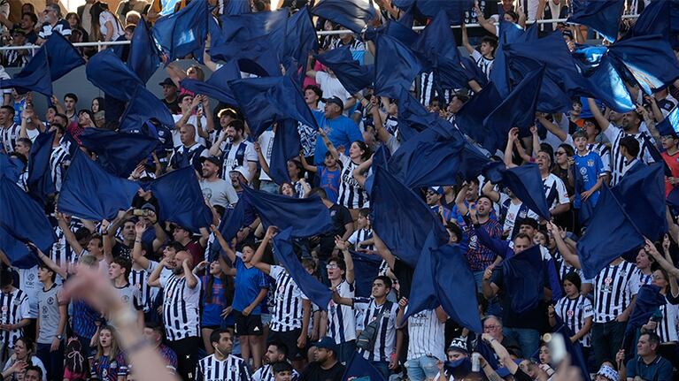 Los hinchas de la T con la mente en Abu Dabi. Foto: Lucio Casalla / ElDoce.tv.