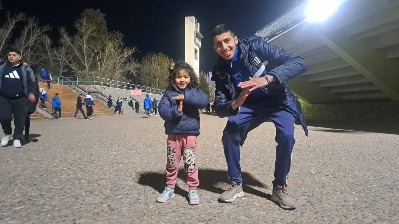 Los hinchas de la "T" en la previa del partido con River. Foto: Juampi Lavisse.