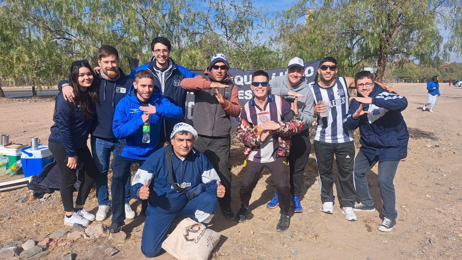 Los hinchas de la "T" en la previa del partido con River. Foto: Juampi Lavisse.