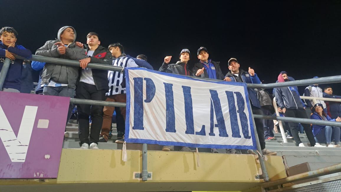 Los hinchas de la "T" en la previa del partido con River. Foto: Juampi Lavisse.