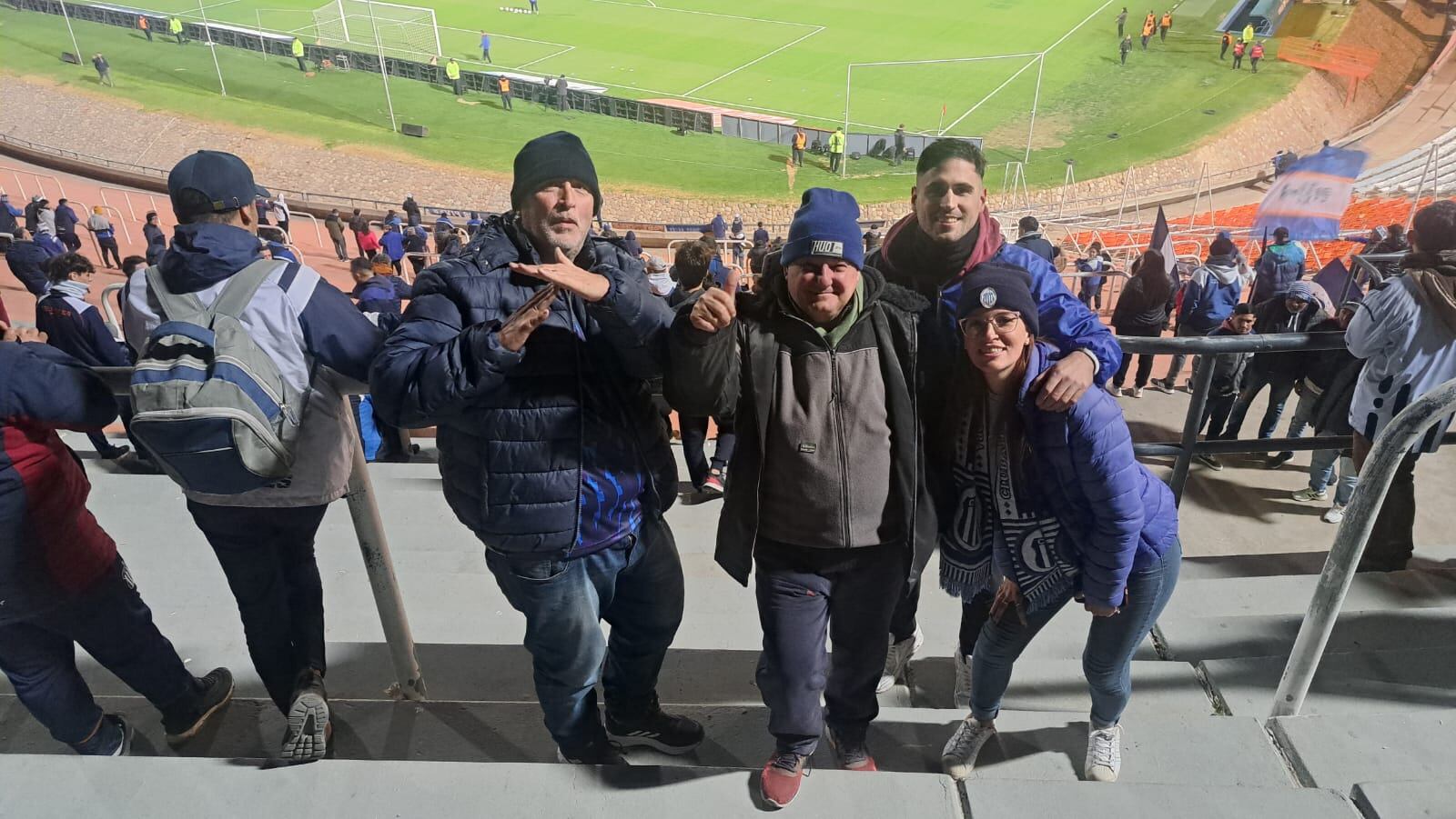 Los hinchas de la "T" en la previa del partido con River. Foto: Juampi Lavisse.