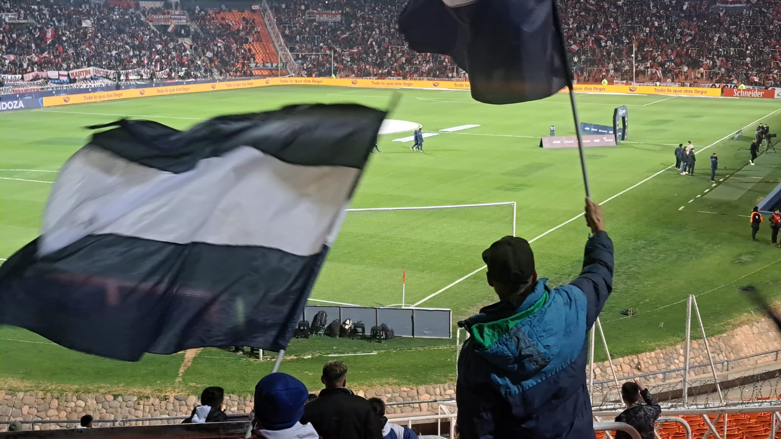 Los hinchas de la "T" en la previa del partido con River. Foto: Juampi Lavisse.