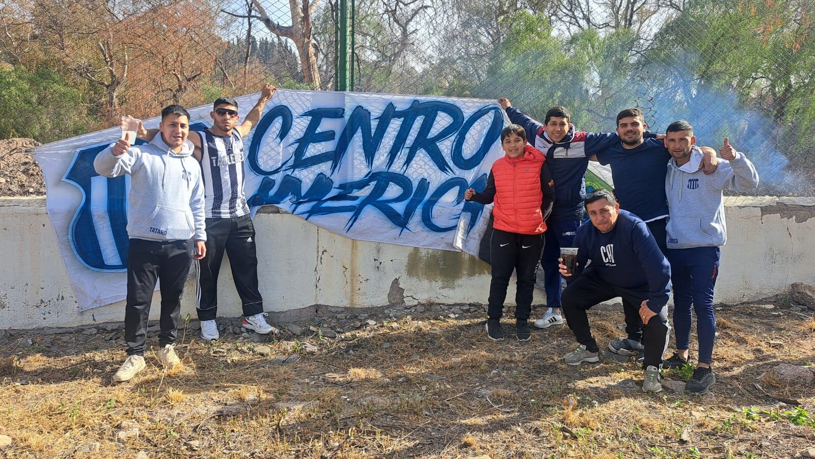 Los hinchas de la "T" en la previa del partido con River. Foto: Juampi Lavisse.