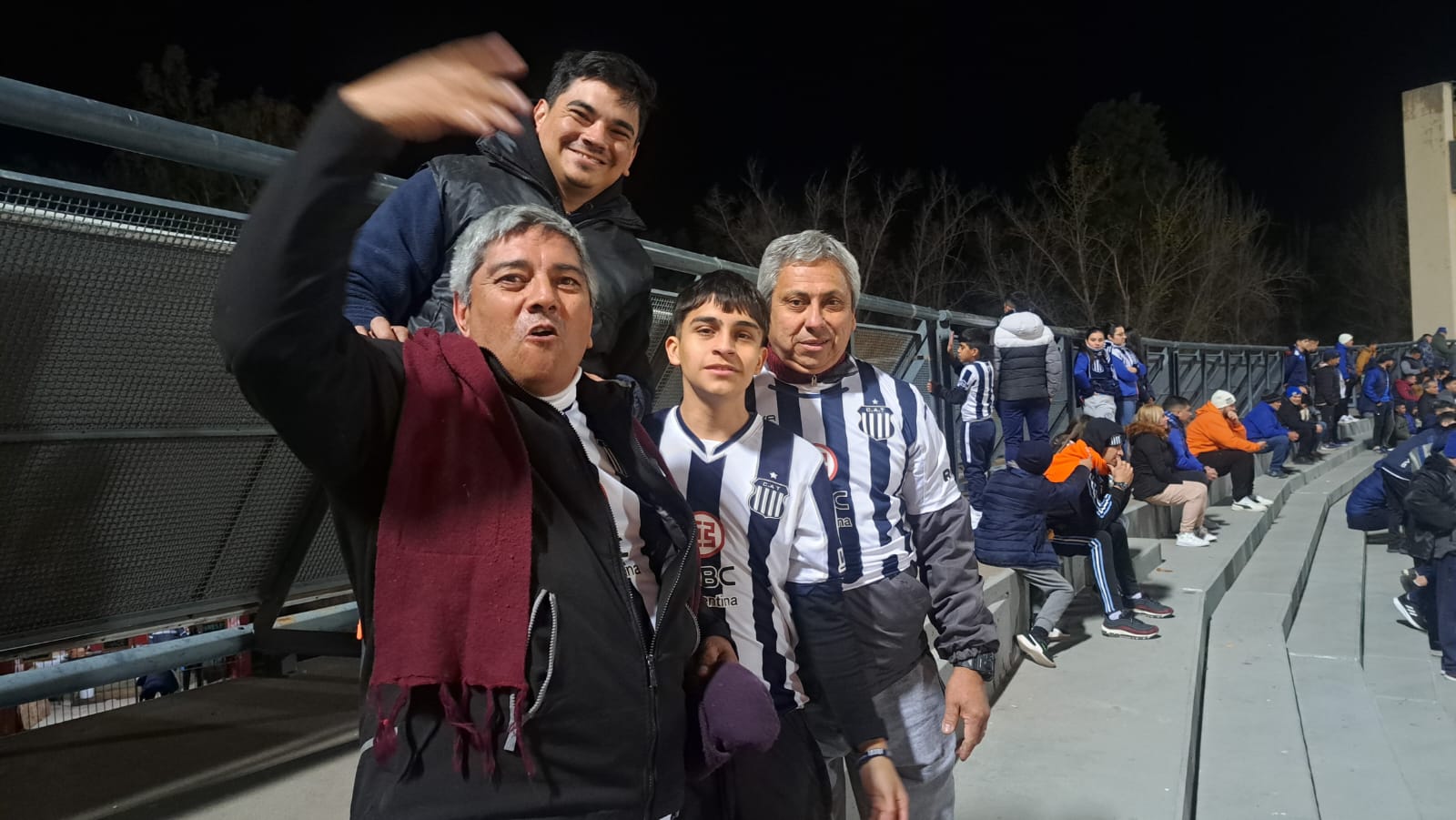 Los hinchas de la "T" en la previa del partido con River. Foto: Juampi Lavisse.