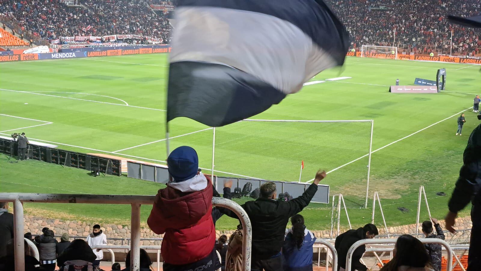 Los hinchas de la "T" en la previa del partido con River. Foto: Juampi Lavisse.