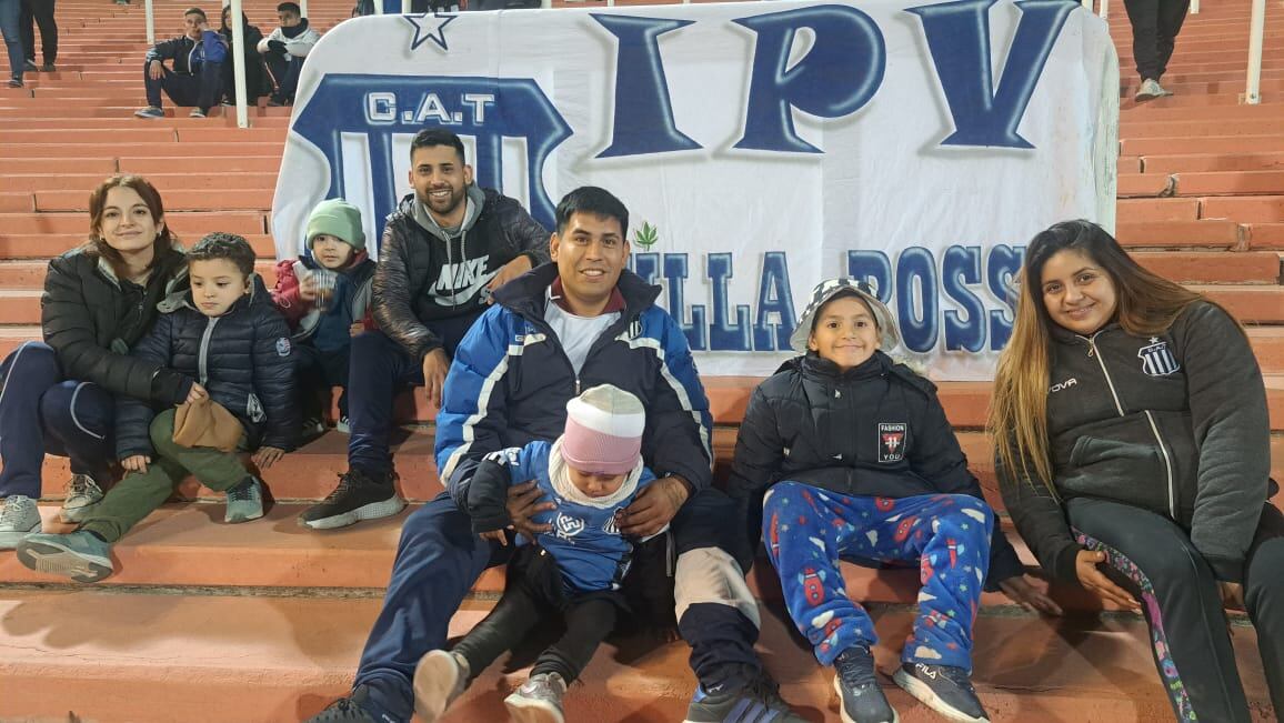 Los hinchas de la "T" en la previa del partido con River. Foto: Juampi Lavisse.