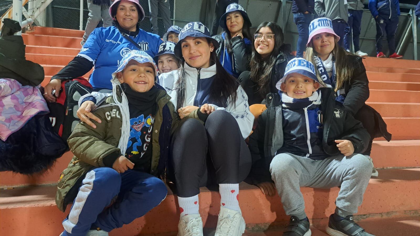 Los hinchas de la "T" en la previa del partido con River. Foto: Juampi Lavisse.