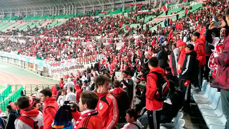 Los hinchas de River en la cancha. Foto: Ale López Mateo.