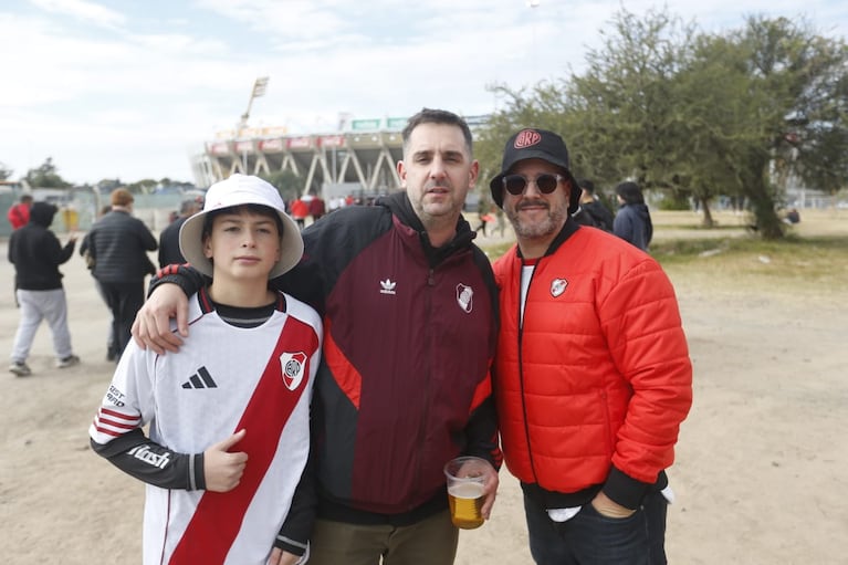 Los hinchas de River esperan por la final con Belgrano en Córdoba.