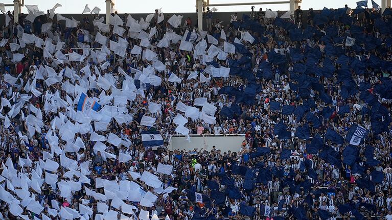 Los hinchas de Talleres, entusiasmados por la nueva camiseta.