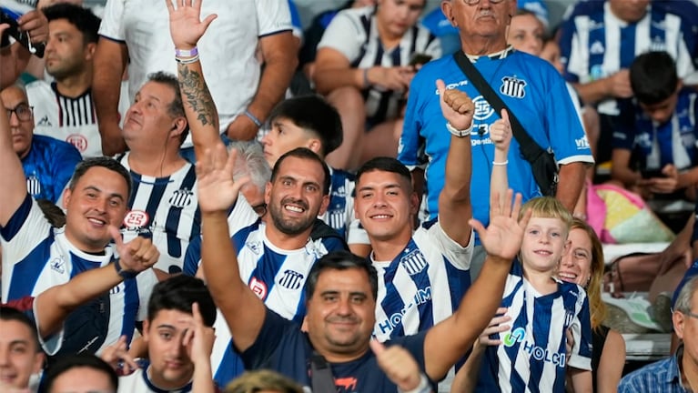 Los hinchas de Talleres, expectantes con la nueva camiseta naranja.