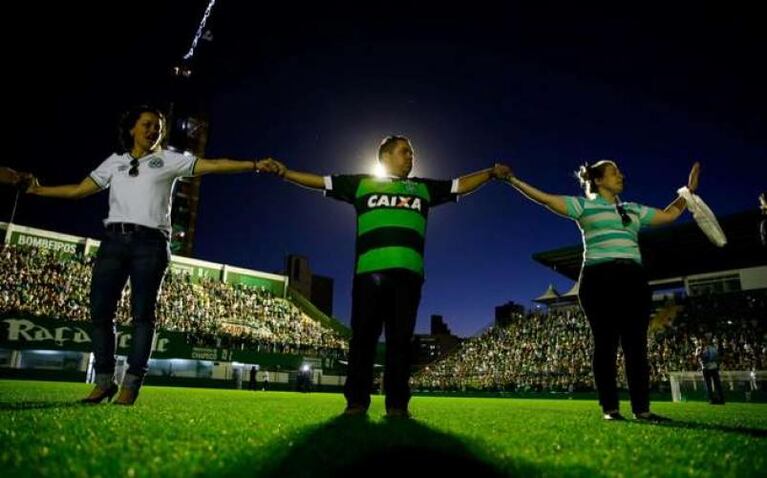 Los hinchas del Chapecoense llenaron el estadio para homenajear a las víctimas