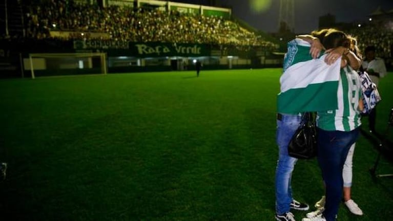 Los hinchas del Chapecoense llenaron el estadio para homenajear a las víctimas