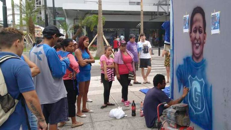 Los hinchas del Emelec despidieron a "Huevo Frito" como un líder.