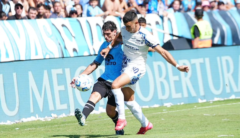 Los hinchas discuten por el historial del clásico entre Talleres y Belgrano.