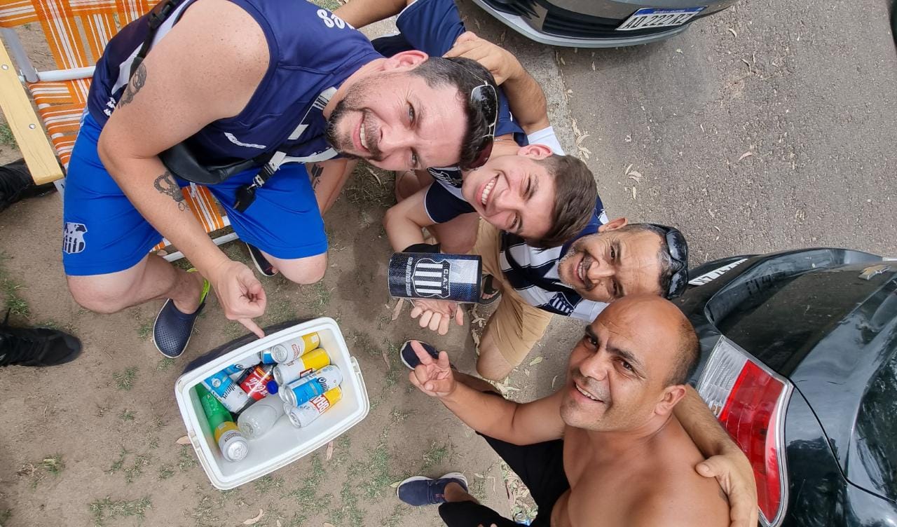 Los hinchas disfrutan de un asado en la previa al duelo. Foto: Lucio Casalla/El Doce.