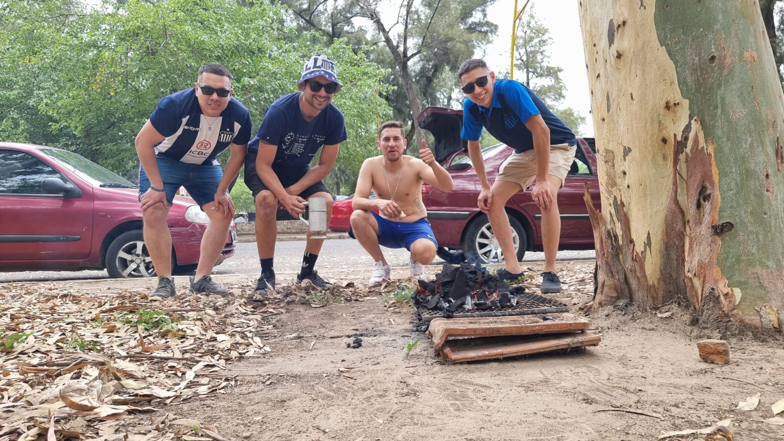 Los hinchas disfrutan de un asado en la previa al duelo. Foto: Lucio Casalla/El Doce.