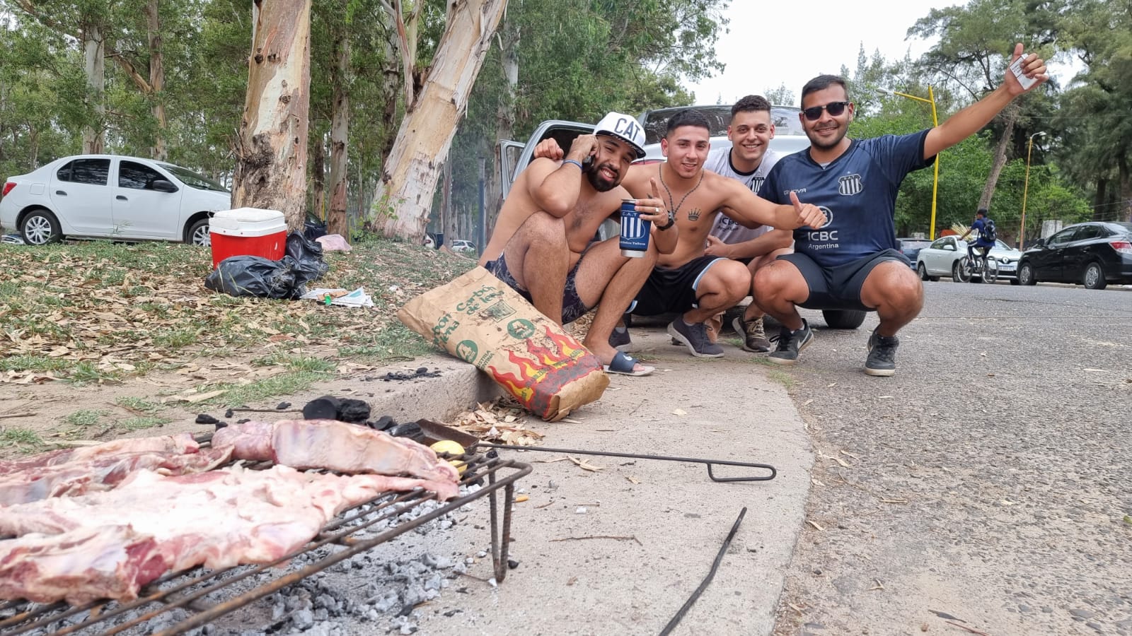 Los hinchas disfrutan de un asado en la previa al duelo. Foto: Lucio Casalla/El Doce.