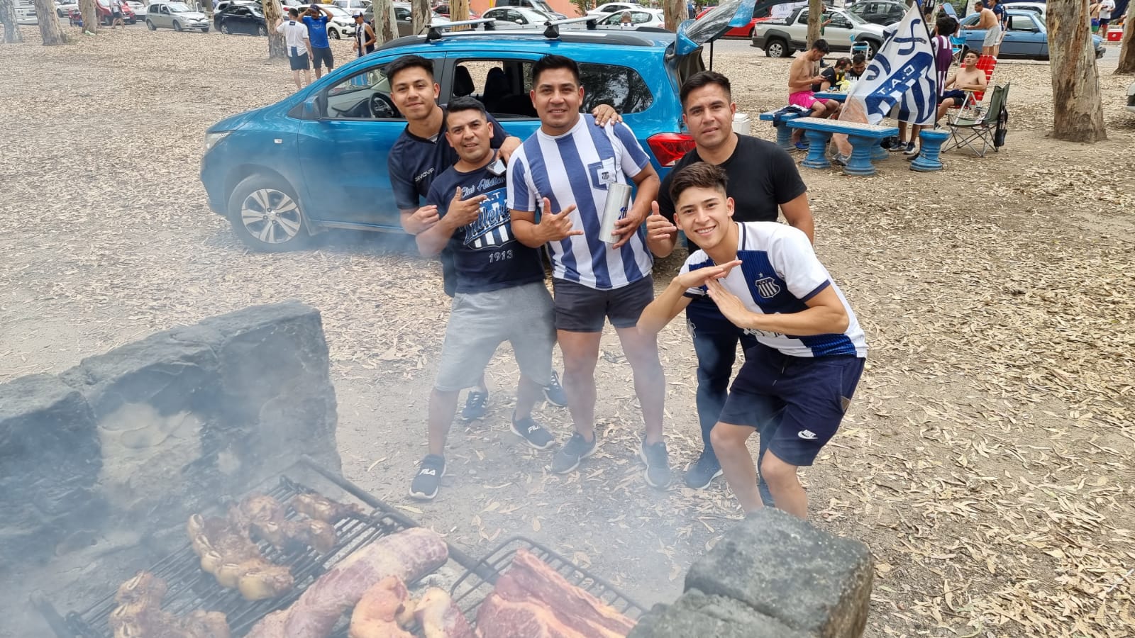 Los hinchas disfrutan de un asado en la previa al duelo. Foto: Lucio Casalla/El Doce.