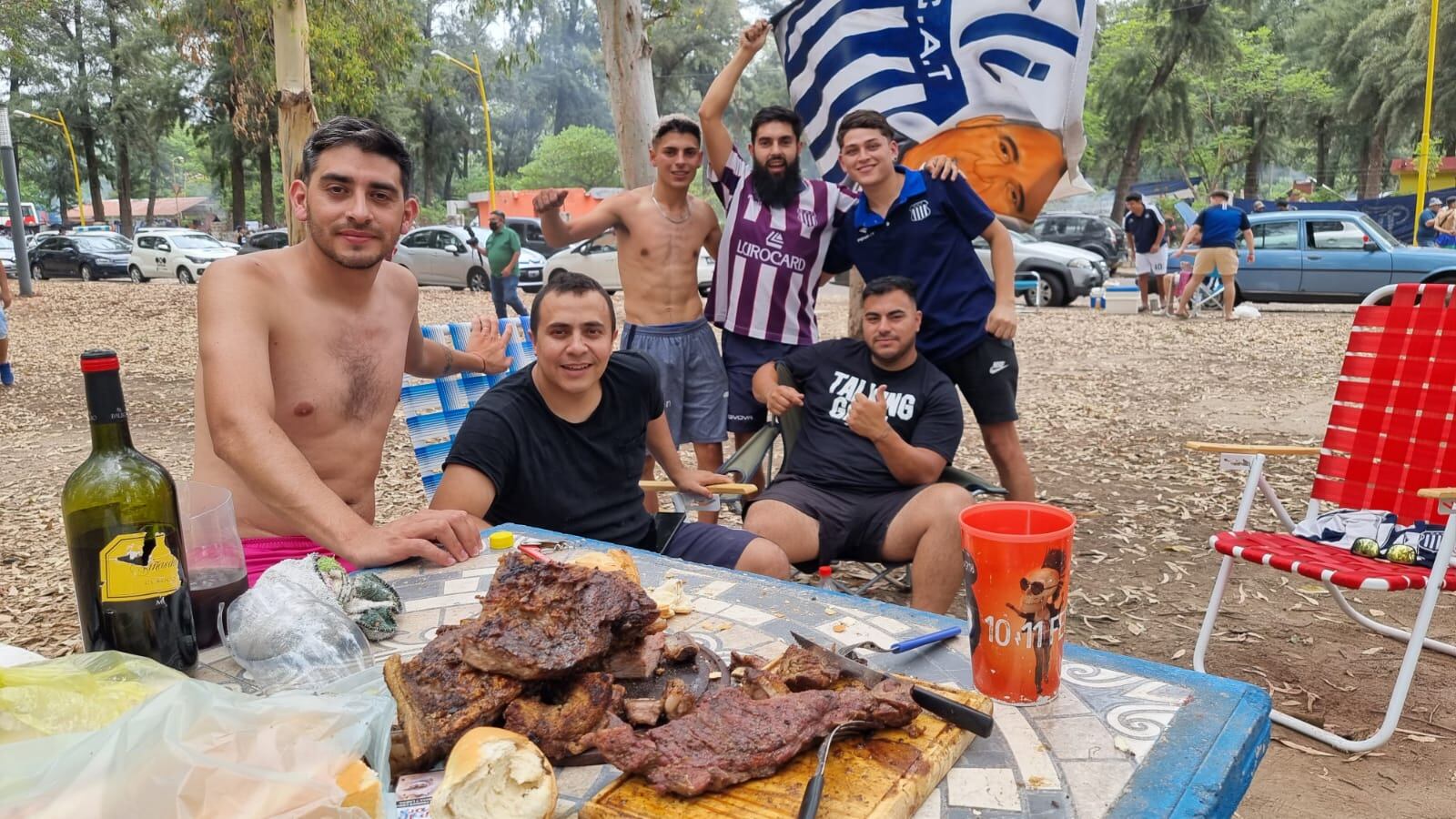 Los hinchas disfrutan de un asado en la previa al duelo. Foto: Lucio Casalla/El Doce.