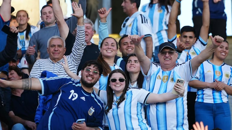 Los hinchas en el Kempes para alentar a la Selección. (Foto: Lucio Casalla/El Doce)