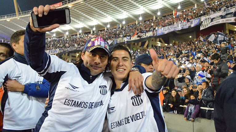 Los hinchas, jugadores y dirigentes de la T fueron uno solo en los festejos. Foto: Maximiliano López / ElDoce.tv.