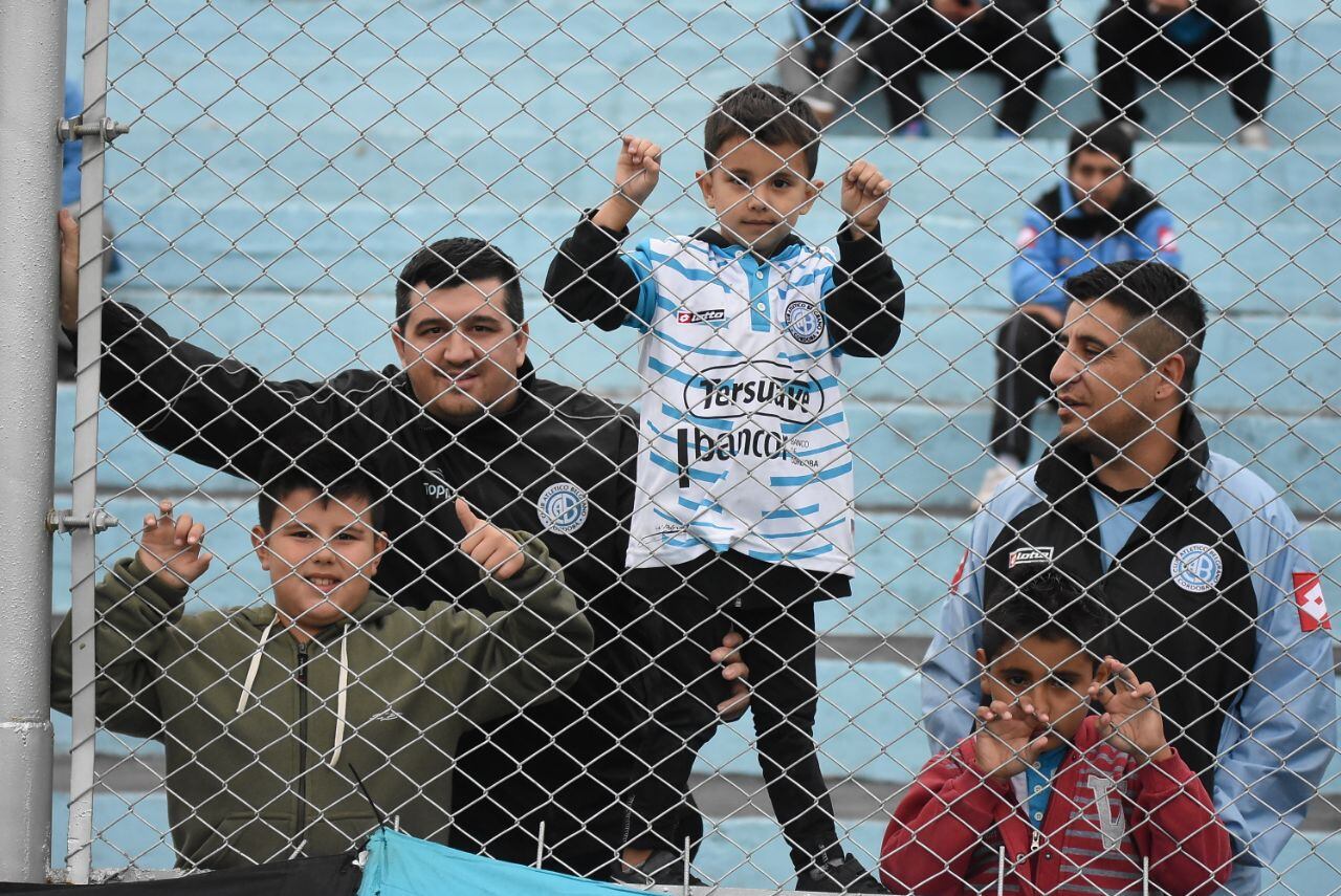 Los hinchas le hicieron el aguante a la B. Foto: Lucio Casalla / ElDoce.tv.