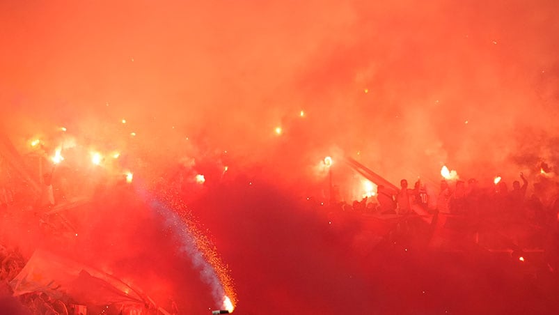 Los hinchas perdidos entre el humo de las bengalas. Foto: Lucio Casalla / ElDoce.tv