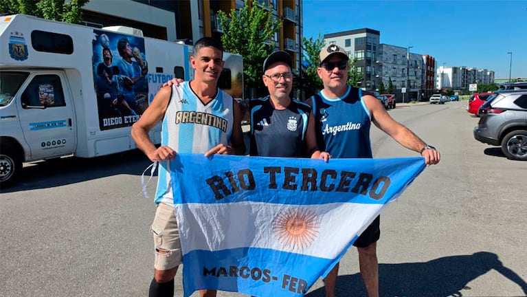 Los hinchas que viajaron desde Río Tercero para alentar a la Selección.