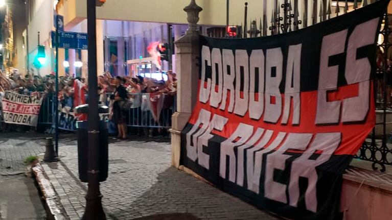 Los hinchas se reunieron desde temprano en las inmediaciones del Hotel Windsor. Foto: Néstor Ghino/El Doce.