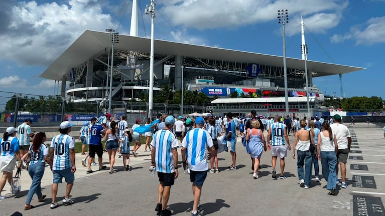 Los hinchas ya entran al Miami Stadium para el partido de la Selección argentina ante Cabo Verde. (Foto: TN)