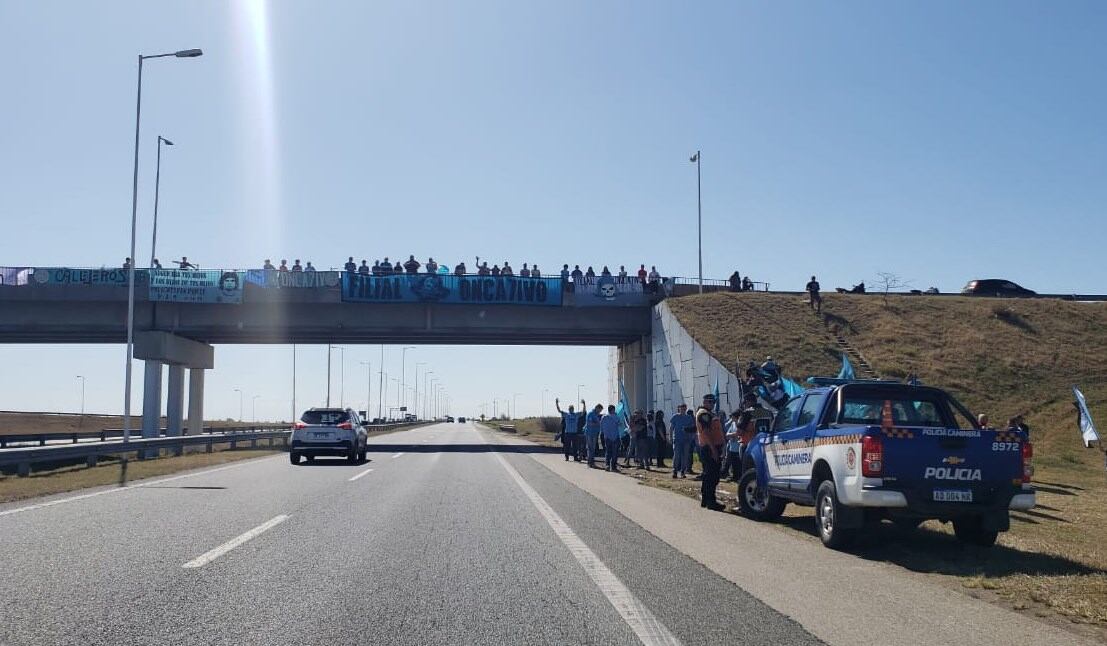 Los hinchas ya esperan la llegada del plantel celeste en la autopista.