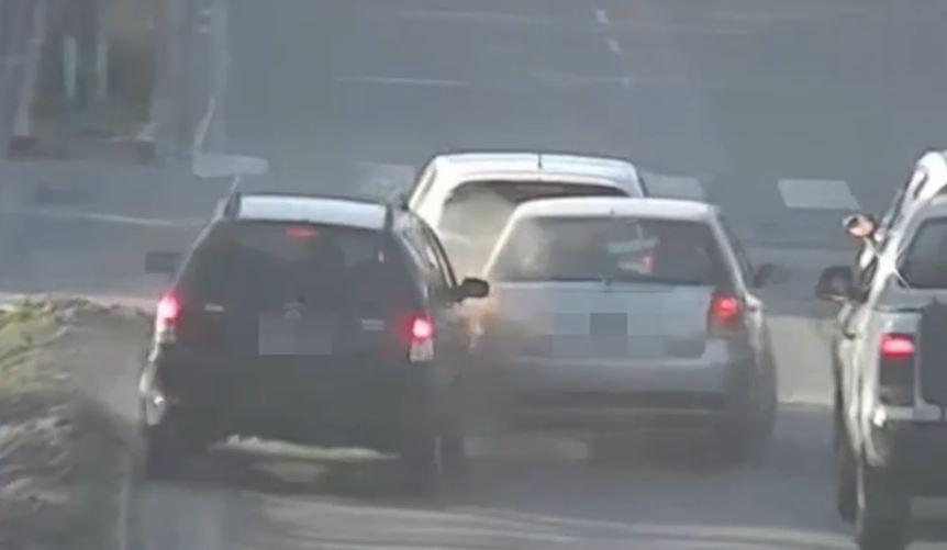Los hombres chocaron autos que esperaban el semáforo verde.